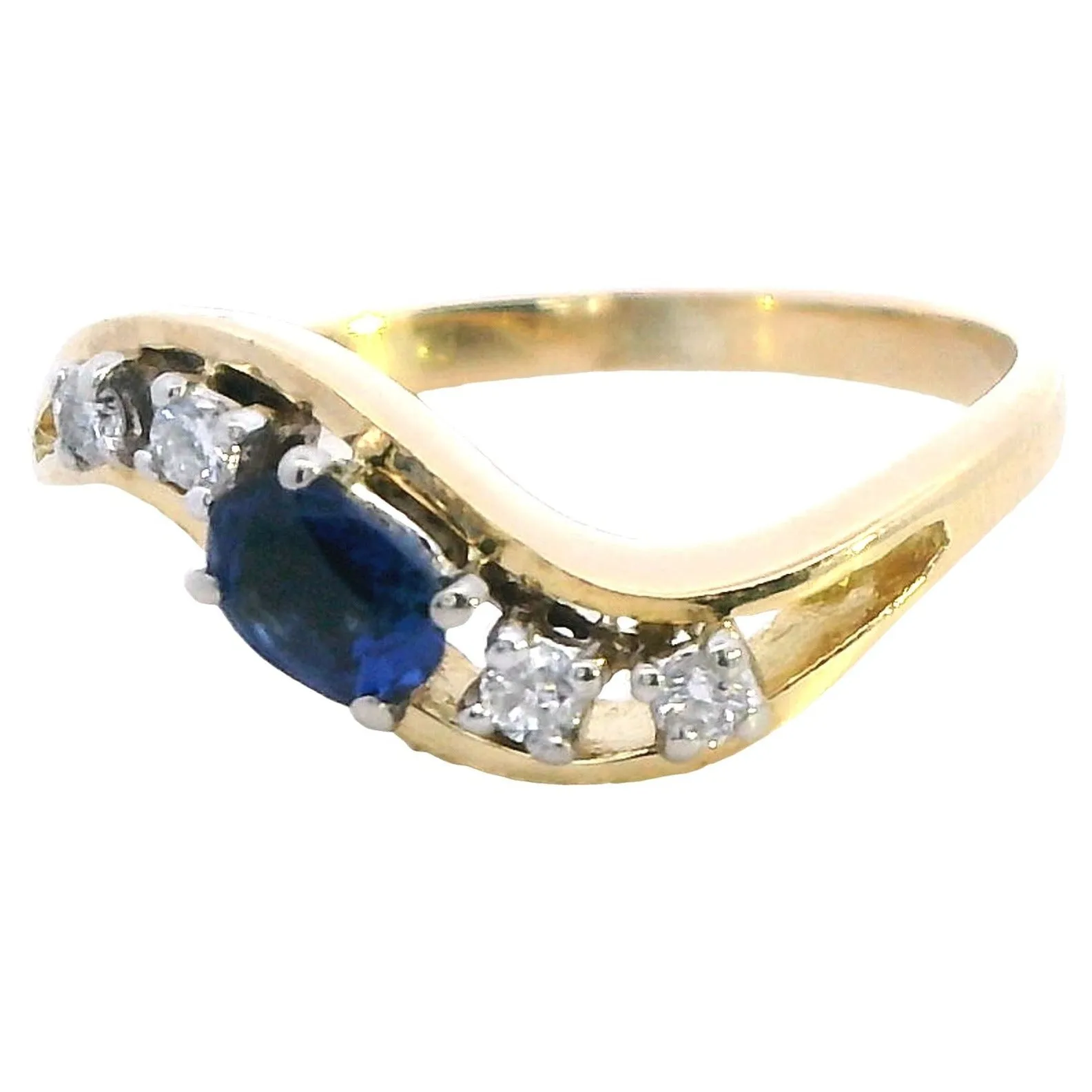 Elegant 18ct Gold Sapphire & Diamond Ring - A Testament to Timeless Elegance