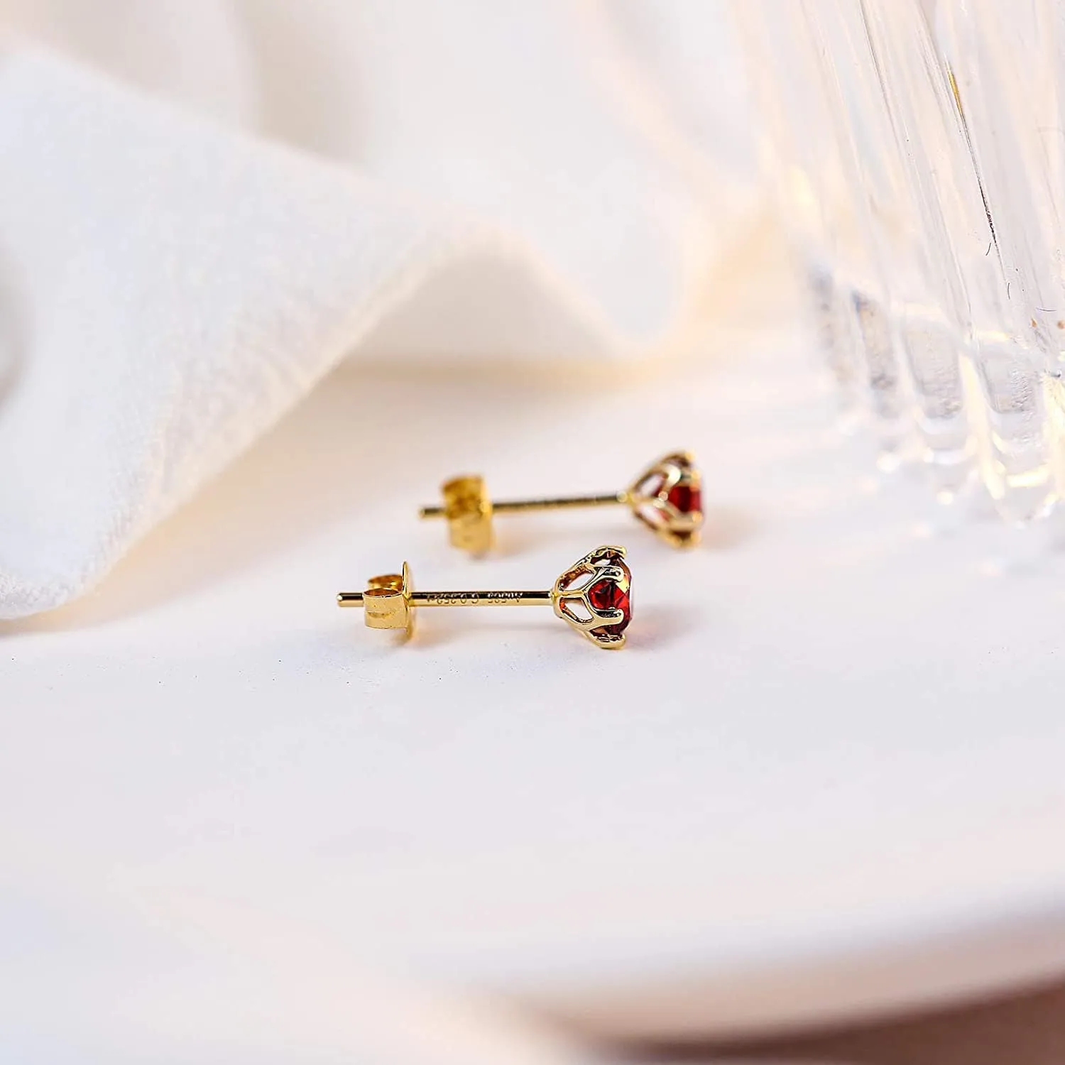 "Little Daisy" 14K Yellow Gold Natural Garnet Round Stud Earrings (5mm)