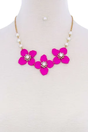 Stylish Flower And Pearl Necklace Set